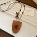 Braune Leder Bär Anhänger Halskette im süßen Stil, exquisite Schlüsselbeinkette. - Teddybär / Kaffee