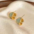 Exquisite vergoldete C-förmige Ohrstecker mit blauen Mikro-Pavé-Steinen, detailreiche Nahaufnahme. - Silberstift Gold Blau / Gold