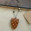 Braune Leder Polka Dot Brillenhalter Halskette mit Perlen und transparentem Herzanhänger. - Punktierung Herz Stil (HN13410) / Braun