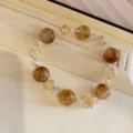 Detalle en primer plano del pulsera de cuentas de cristal amarillo vintage, elegante - Pulsera - Amarillo