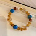 Primer plano detallado de pulsera de cuentas vintage con cristales de colores mujer. - Pulsera-Café-Azul
