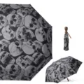 Paraguas plegable automático de tres secciones con estampado de calaveras y mango. - Paraguas calavera de 23 pulgadas con 8 varillas plegable en tres automático / Impresión digital negra y gris