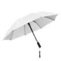 Paraguas plegable blanco de sol y lluvia con mango negro, boton automatico y correa de transporte. - Paraguas con ventilador plegable en tres de 21 pulgadas y 2600 mAh / Blanco roto con revestimiento de plata titanio