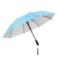 Sombrilla plegable portátil con ventilador de refrigeración y protección UV para uso diario. - Paraguas con ventilador plegable en tres de 21 pulgadas y 2600 mAh / Azul cielo con revestimiento de plata titanio