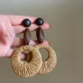 Bohokulture Holz geflochtene Ohrringe, stilvoller Natur Stroh Rattan Kreis Schmuck für Damen. - Runder Gewebter Stil (5#) / Rund / Braun