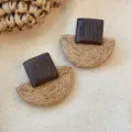 Nahaufnahme von hölzernen und geflochtenen Stroh geometrischen Ohrringen im Bohostil. - Nischen-Patchwork-Stil (9#) / Dunkelbraun