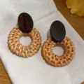 Nahaufnahme der bohemian Holz-Geflecht Ohrringe, natur Rattan Ring mit dunklem Holz. - Rebenstrohring-Stil (14#) / Braun