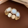 Vintage goldfarbenes Stretcharmband mit weißem Kamelien-Motiv, eleganter Damenschmuck. - 4# Silbernadel - Gold-Weiß