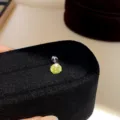 Detail shot of a sparkling yellow-green round cubic zirconia thread ear stud jewelry. - Pair / Silver-Green-5mm
