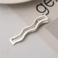 Gros plan détaillé mettant en valeur la texture élégante et le design ondulé de cette pince. - Pinces à cheveux serpent évidées