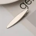 Détail de pince à cheveux bec de canard en métal, accessoire élégant brossé pour côté. - Pinces poisson 6 cm