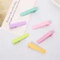 Gros plan sur un ensemble de barrettes à cheveux colorées, pinces bec de canard pour filles. - Double Branche Plate / 3,5 cm