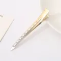 Pince bec de canard de coiffure en metal, detail outil de coiffage, usage en salon. - Or Mat