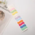 Vue détaillée des pinces à cheveux ondulées colorées, clips pastel au design mignon. - Vague