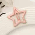 Detalle en primer plano de la horquilla de estrella rosa, ideal para flequillos y peinados. - Estrella / Rosa oscuro