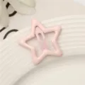Detalle de primer plano de linda horquilla de estrella rosa, clip metálico color caramelo. - Estrella / Rosa Claro
