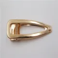 Gedetailleerd aanzicht van gouden holle haarclip, met metalen textuur en stevig veermechanisme. - 8 cm volledig hol