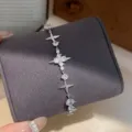 Primer plano detallado de una pulsera de circonita de estrella plateada con piedras brillantes y estilo. - Plateado
