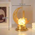 LED Ramadan Mond Schloss Metall Tischlampe mit rissiger Glaskugel, Detailansicht. - Schloss