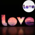 Letra luminosa LED de amor con patrón de galaxia, vista de detalle de decoración nocturna. - Cielo estrellado brillante