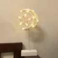 Detailansicht der warmen LED Mond Stern Tischlampe mit geflochtenem Faden, gemütliche Deko. - Rattan-Stern & -Mond