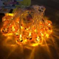 Guirnalda de luces LED calabaza Halloween vista detalle con luces naranjas calidas sobre la mesa. - 6m 40 LED con Pilas / Calabaza de Cristal