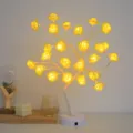 LED Rosenbaum Lampe Detailansicht mit warmgelben leuchtenden Blumen als dekoratives Nachtlicht. - Weißer Baum mit gelben Rosen