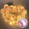 Detalle de guirlandas de luces LED de béisbol, bolas cálidas con costuras rojas. - 3m 20-LED a Pilas / Béisbol