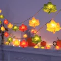 Vista detallada de guirnalda de luces con hojas de arce LED cálidas para decoración acogedora. - 1,7 m 10 LED con 2 pilas luz fija / Hoja de arce de tres colores