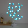 LED Rosenbaum Lampe Detailansicht mit blauen Blumen, ideal als Weihnachtsdeko und Geschenk. - Weißer Baum mit blauen Rosen