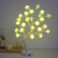 Vista detallada de la lámpara de árbol de rosas LED, mostrando las ramas florales luminosas. - Árbol blanco rosas verdes