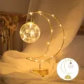 Luz nocturna de luna de arte de hierro con luces LED cálidas y bombilla transparente para decor. - Esfera / 3 pilas AA