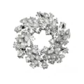Gros plan détaillé d'une broche couronne de fleurs en strass étincelante et raffinée. - L032-B Style Argent