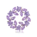 Gros plan détaillé de la broche couronne en cristal violet avec des strass brillants. - L034-K2 Style Violet