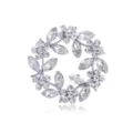 Vue de détail de la broche couronne branche d'olivier en strass cristaux et métal argenté. - L034-B Style Argent