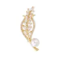Close-up detail of the elegant wheat ear brooch featuring sparkling zircon and a classic white pearl. - Wheat Ear Pearl Style (L011) / Gold