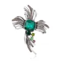 Vue détaillée de broche vintage en cristal vert et strass pour accessoire de mode chic. - Style Gemme Verte Argent Antique (C872-A)