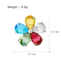 Vue détaillée de la broche aimantée en cristal coloré, montrant sa taille et son poids. - Fleur à Cinq Pétales Multicolore
