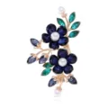 Primo piano di una spilla floreale con fiori di cristallo blu e perle bianche. - Stile Blu Scuro (C901-A)