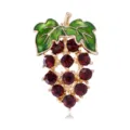 Vista detallada de broche de uvas con brillantes strass rojos y hojas esmaltadas verdes. - Uva Roja (C850-B)