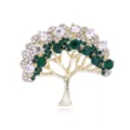 Vue détaillée de la broche exquise en forme d'arbre de cristal avec métal doré et pierres. - Design Arbre de Fortune (C831-A)