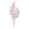 Primo piano dettaglio spilla ramo di salice con strass, squisito design foglia di cristallo. - C847-A (Strass Bianco)