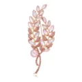 Primo piano dettagliato della squisita spilla dorata in strass con foglia di salice e perla. - C847-B (Strass Rosa/Champagne)