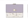 Détail du portefeuille à fleurs lavande à trois volets avec fermoir en métal et décor floral - Violet Taro