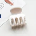 Detailaufnahme der minimalistischen weißen Haarklammer, ideal für Styling und Alltag. - 5cm Vier-Zahn-Clip / Beige