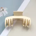 Nahaufnahme eines minimalistischen, matten beigen Haargreifers, ideal für sicheren, starken Halt. - Doppelreihiger Knochen Baseballkappen-Stil / 10.5cm / Mattes Milchweiß #11