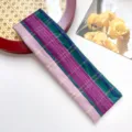 Detalle de diadema deportiva de cuadros clásica, alta elasticidad y diseño cómodo. - Púrpura y Verde