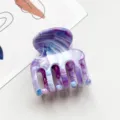 Kleine Marmor Haarklammer, Detailansicht lila ästhetisches Haaraccessoire für schickes Styling. - 5cm Vier-Zahn-Clip / Blauviolett
