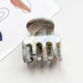Nahaufnahme Detail der kleinen vierzahnigen marmorierten Haarklammer, elegantes Design. - 5cm Vier-Zahn-Clip / Kaffee & Schwarz