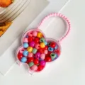 Vue détaillée de jolies mini pinces à cheveux pour enfants dans boîte avec poignée rose. - Boîte Sac à Main Papillon / Ensemble De 70 Pièces / Cercle Huit Couleurs Vives